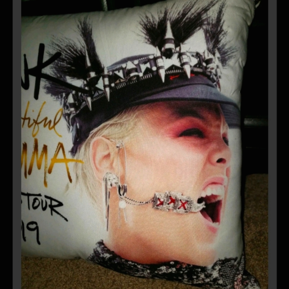 P!nk tour pillow